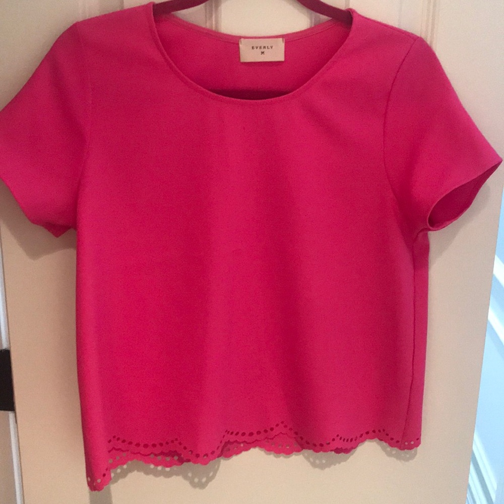 Shortsleeved scalloped bottom top